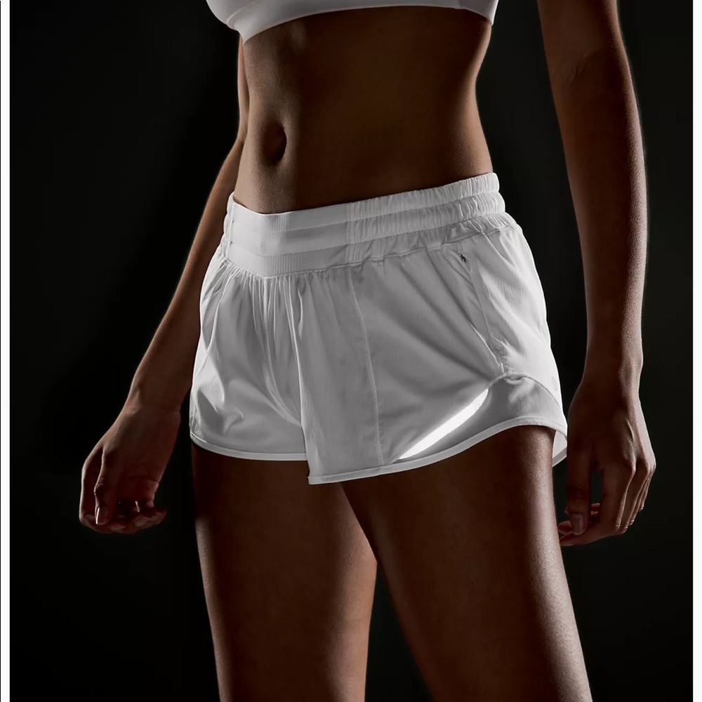LULULEMON WHITE HOTTY HOT SHORT 2’ INSEAM SIZE 6 REG LIKE NEW!